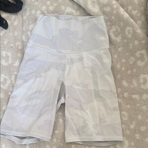 ALO Yoga Women's Light Gray Camo Bike Shorts